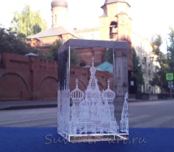 Сувениры из Москвы: изображение Храма Василия Блаженного, выполненное объёмной лазерной гравировкой в стеклянном кристалле.