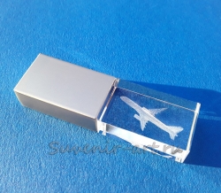 Флешка-кристалл с гравировкой на заказ. Изображение Боинг-757. Колпачок - матовое серебро.