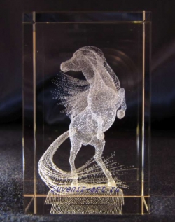 Сувенир фен шуй "Лошадь". Объёмное изображение в стекле.