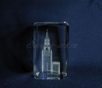 Сувенир из стекла с московским кремлём.