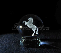 Сувенир фен-шуй. Стеклянный шар "Лошадь" с лазерным изображением.