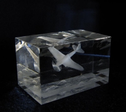Сувенир из стекла с лазерной графикой "Ил-2". Подарок любителю авиации.