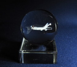 Боинг-747. Объёмное изображение самолёта в стеклянном шаре, выполненное лазерной гравировкой.