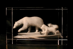 Белая медведица с медвежатами. Фигурка из стекла с объёмным изображением.