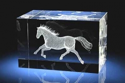Лошадь-иноходец. Статуэтка из стекла. Изображение выполнено лазером в массиве стекла.