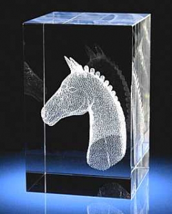 Конь - распространённый позитивный символ. Талисман из стекла с лазерной гравировкой.