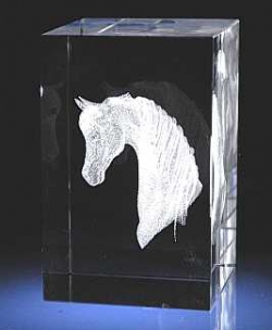 Статуэтка коня. Объёмная гравировка в стекле.