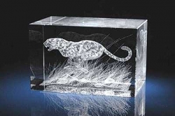 Гепард - символ силы и выносливости. Фигурка из стекла с лазерной гравировкой.