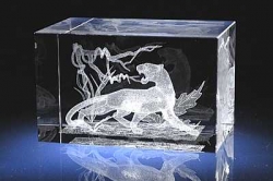 Пантера - символ грации, женственности и сексуальности. Фигурка из стекла с 3-D изображением.