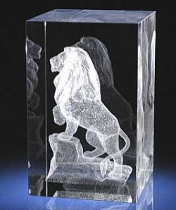 Лев, возвышающийся на постаменте, - символ превосходства и доминирования. Фигурка из стекла с объёмным изображением внутри.