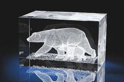 Медведица - символ материнской заботы. Фигурка из стекла с лазерным изображением.