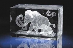 Фигурка из стекла с лазерным изображением "Мамонт".