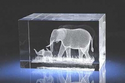 Слониха со слонёнком: Статуэтка из стекла с объёмной лазерной гравировкой.