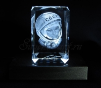 Портрет Ю.А. Гагарина. Монохромная подсветка кристалла.