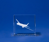 Боинг-777. Сувенир из стекла с лазерным изображением.